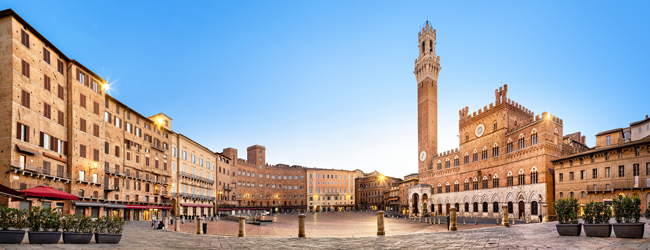LISA-Sprachreisen-Erwachsene-Italienisch-Italien-Siena-Piazza-Campo-Turm-Restaurants