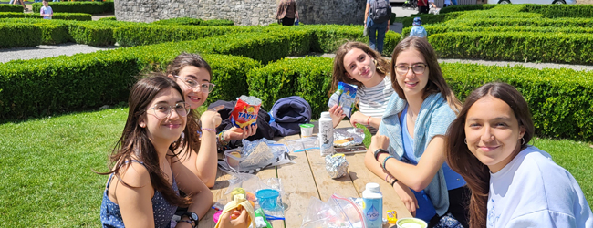 LISA-Sprachreisen-Schueler-Englisch-Irland-Aughrim-Schule-Mittag-Pause-Sonne