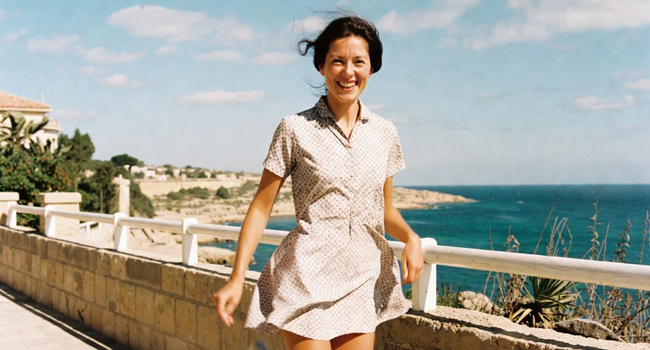 Bildungsurlaub Malta Sliema mit LISA! – Englisch lernen und Malta entspannt entdecken Erwachsene an der Küste von Malta während eines LISA! Bildungsurlaubs genießen Meerblick und mediterrane Atmosphäre