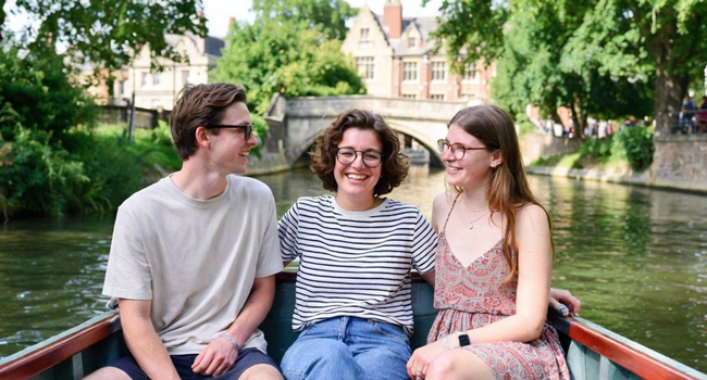 Erwachsene Teilnehmer einer LISA! Sprachreise in Cambridge City England genießen eine Bootsfahrt auf dem Fluss