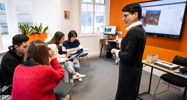 Sprachreise England Cambridge City mit LISA! – Sprachschule, Unterricht und modernes Lernen Erwachsene im Englischunterricht in Cambridge City England während einer LISA! Sprachreise mit Lehrer im Klassenzimmer