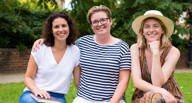 Erwachsene Teilnehmerinnen einer LISA! Sprachreise in Cambridge City England sitzen im Park und genießen die gemeinsame Zeit