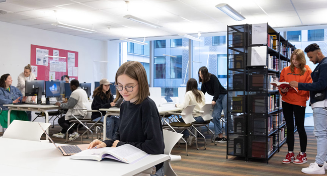 Erwachsene lernen Englisch in London England während einer LISA! Sprachreise in moderner Bibliothek mit Computern
