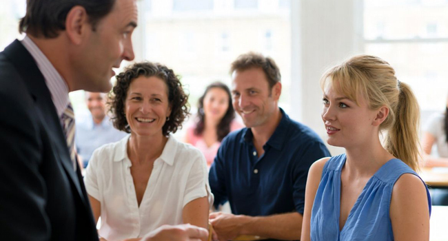 Erwachsene im Englischunterricht in London England während einer LISA! Sprachreise lernen gemeinsam im Kurs