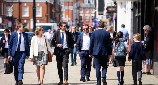 Menschen in London England auf der Straße während einer LISA! Sprachreise erleben das Stadtleben im Alltag