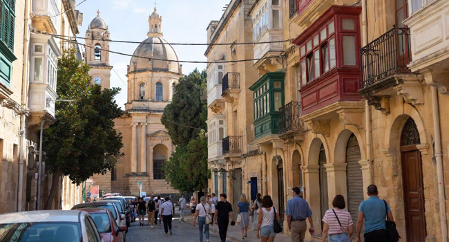Erwachsene entdecken historische Straßen auf Malta während eines LISA! Bildungsurlaubs und lernen Englisch in mediterraner Atmosphäre