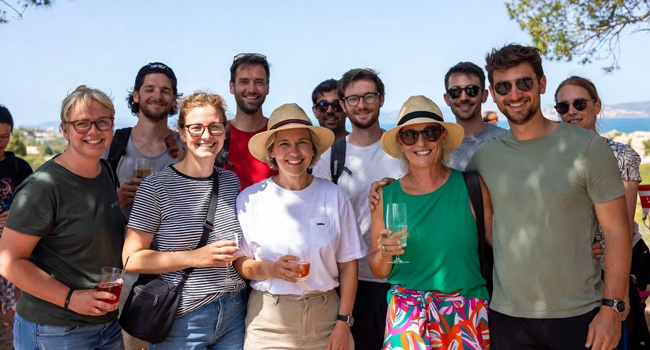 Bildungsurlaub Malta Sliema mit LISA! – Englisch lernen und internationale Gemeinschaft erleben Erwachsene genießen gemeinsame Zeit auf Malta während eines LISA! Bildungsurlaubs erleben internationale Atmosphäre und lernen Englisch