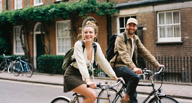Englisch-Sprachreisen für Erwachsene in London – alle Orte im Überblick Erwachsene Teilnehmer einer LISA! Sprachreise mit Fahrrädern in London, England
