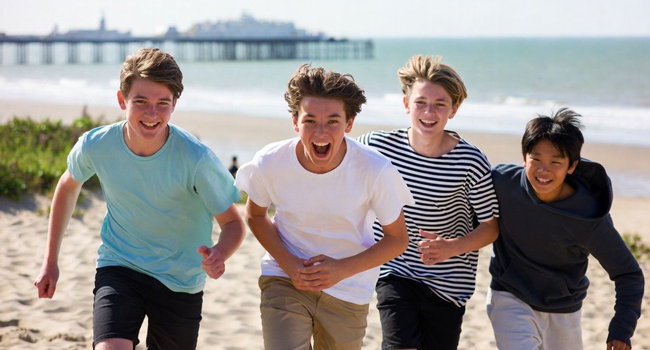 ier Schüler laufen am Strand in Brighton während einer LISA! Schülersprachreise in England