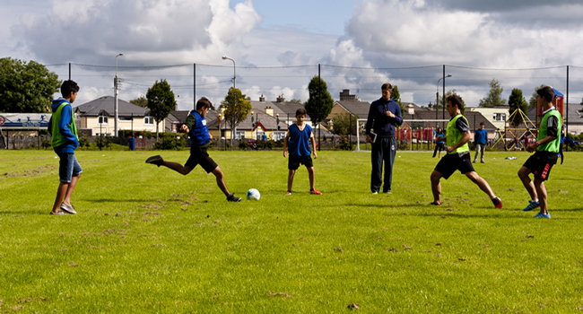 Schüler spielen Fußball während des Freizeitprogramms einer LISA! Englisch-Sprachreise für Schüler in Ennis, Irland