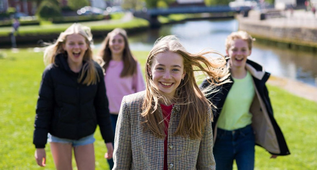 Schülerinnen am Fluss in Ennis während einer LISA! Englisch-Sprachreise für Schüler in Irland