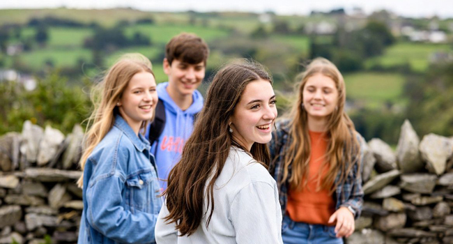 Englisch-Sprachreisen für Schüler in Irland – Überblick über alle Schulen Schüler entdecken die irische Landschaft während einer LISA! Englisch-Sprachreise für Schüler in Irland