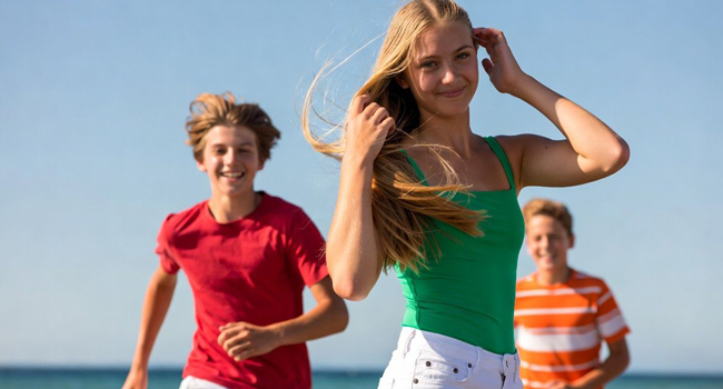 Italienisch Sprachreise Italien mit LISA! – Kursorte entdecken und Sprachabenteuer erleben Jugendliche genießen Strand und Freizeit während einer LISA! Sprachreise nach Italien und lernen Italienisch in sonniger Atmosphäre