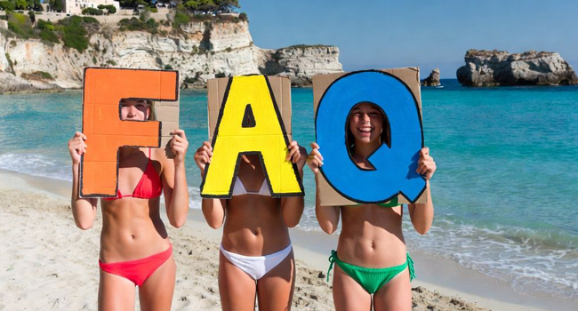 FAQ zur Sprachreise Italien Tropea für Schüler mit LISA! – Fragen und Antworten Drei Schülerinnen am Strand in Tropea Italien halten FAQ-Schilder während einer LISA! Sprachreise