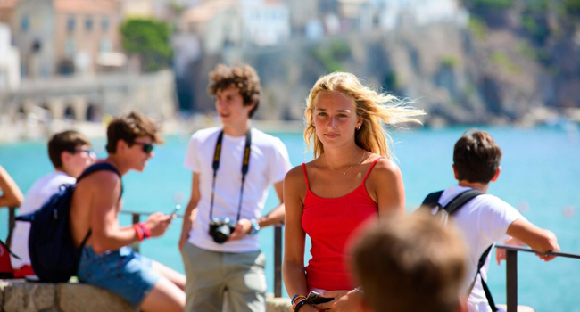 Sprachreise Italien Tropea für Schüler mit LISA! – Freizeit, Küste und mediterranes Flair Schülerin an der Küste in Tropea Italien während einer LISA! Sprachreise genießt Freizeit und Meerblick