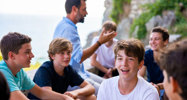 Sprachreise Italien Tropea für Schüler mit LISA! – Betreuung, Sicherheit und gemeinsames Lernen Schülergruppe mit Betreuer in Tropea Italien während einer LISA! Sprachreise im Gespräch und gut betreut