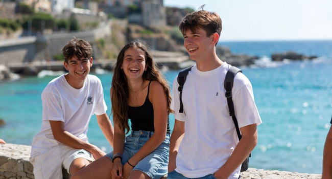 Sprachreise Italien Tropea für Schüler mit LISA! – Stadt, Meer und gemeinsame Erlebnisse Schüler in Tropea Italien während einer LISA! Sprachreise genießen Stadt und Meer gemeinsam