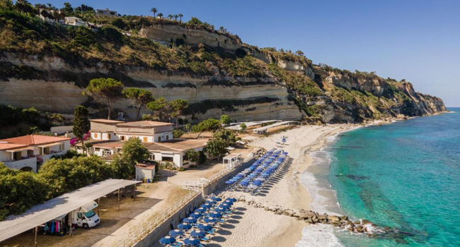 Sprachreise Italien Tropea für Schüler mit LISA! – Unterkunft, Strand und perfekte Lage am Meer Unterkunft und Strand in Tropea Italien während einer LISA! Sprachreise für Schüler mit Blick auf das Meer