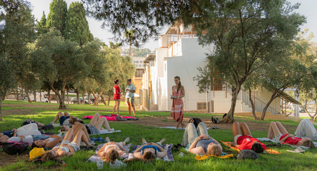 Freizeit und Entspannung in Madrid mit LISA! Sprachreisen für Young Adults Teilnehmer entspannen im Park während eines Spanisch-Sprachkurses für Young Adults in Madrid