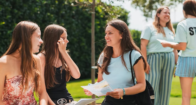 Teilnehmerinnen vor der Sprachschule während eines Spanisch-Sprachkurses für Young Adults in Madrid