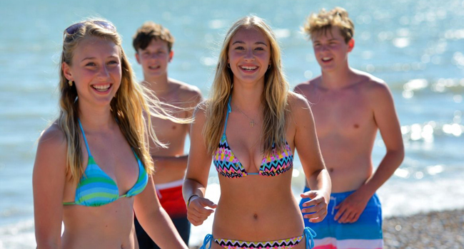 Sprachreise Mallorca Premium mit LISA! – Strand, Sonne und unvergessliche Erlebnisse für Young Adults Young Adults am Strand in Mallorca während einer LISA! Sprachreise genießen Sonne, Meer und gemeinsame Freizeit
