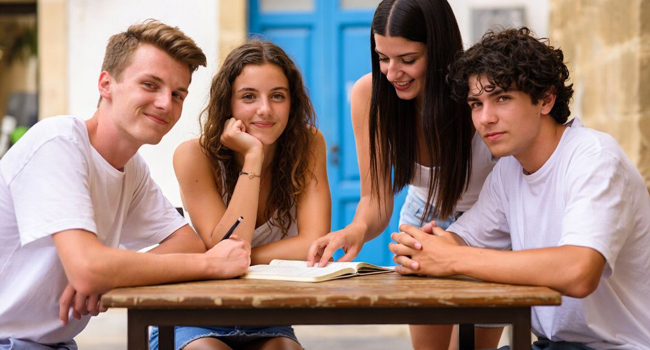 Sprachreise Mallorca Premium mit LISA! – Spanischkurs, Unterricht und Lernen in der Gruppe Young Adults lernen Spanisch in Mallorca während einer LISA! Sprachreise gemeinsam mit Lehrerin im Unterricht