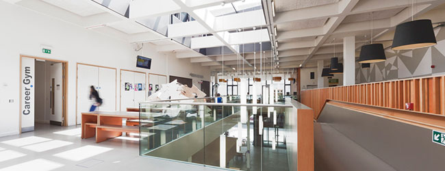 LISA-Sprachreisen-16-Plus-London-Southbank-Sprachschule-Schulgebaeude-Interior-Aufenthaltsraum-Turnhallen-Gym-Sporthalle