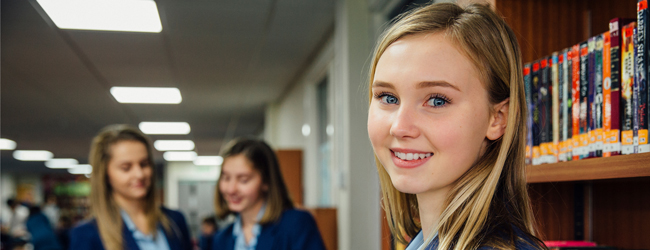 Lesen in der Bibliothek bei einem LISA! Auslandsjahr Mädchen sind in der Bibliothek einer Schule und lesen während eines High School Year