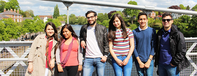 Unterwegs in Chester auf einer Brücke in der Stadt bei einer Sprachreise Englisch Mehrere Erwachsene stehen auf einer Brücke in Chester mit der Stadt im Hintergrund