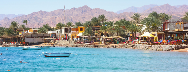 LISA-Sprachreisen-Erwachsene-Arabisch-Aegypten-Dahab-Meer-Strand-Boote-Berge