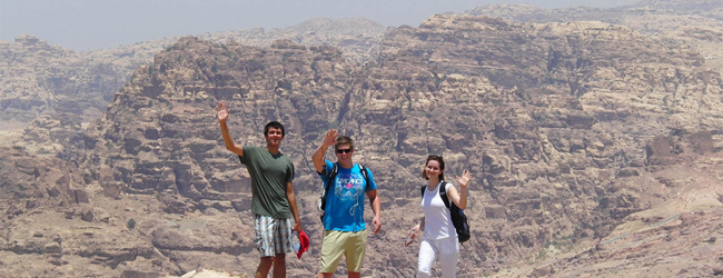 LISA-Sprachreisen-Erwachsene-Arabisch-Jordanien-Amman-Ausflug-Freizeit-Wueste-Steine