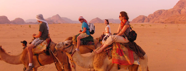 LISA-Sprachreisen-Erwachsene-Arabisch-Jordanien-Amman-Ausflug-Wueste-Kamel-Reiten