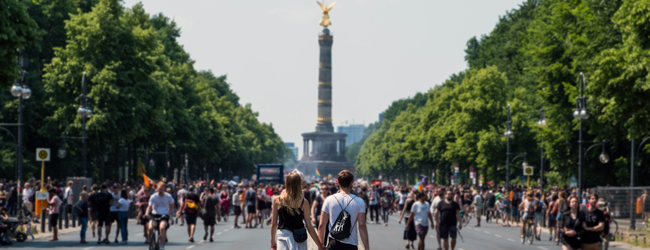 LISA-Sprachreisen-Erwachsene-Deutsch-Deutschland-Berlin-Mitte-Siegessaeule-Sommer-Tiergarten-Menschen