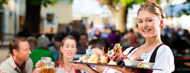 LISA-Sprachreisen-Erwachsene-Deutsch-Deutschland-Muenchen-Freizeit-Biergarten-Sommer-Sitzen-Essen