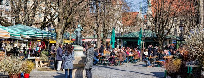 LISA-Sprachreisen-Erwachsene-Deutsch-Deutschland-Oesterreich-Wien-Berlien-Muenchen-Viktualienmarkt-Fruehling-Biergarten