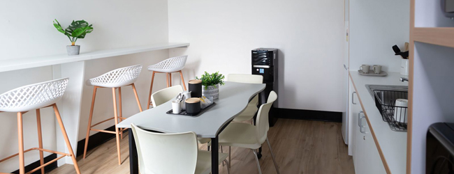 Blick in die kleine Küche der Englisch Sprachschule in Brisbane