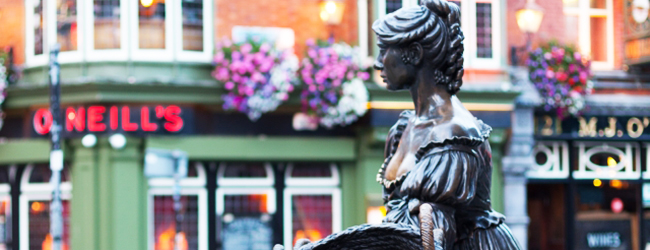 LISA-Sprachreisen-Erwachsene-Englisch-Dublin-30-Plus-Innenstadt-Blumen-Statue-Pub