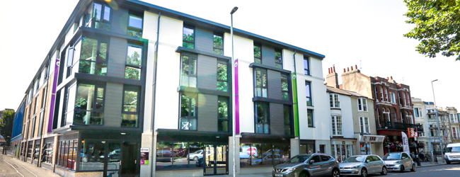 LISA-Sprachreisen-Erwachsene-Englisch-England-Brighton-Campus-Sprachschule-Gebaeude-Modern-Strasse