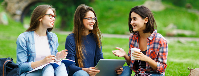 LISA-Sprachreisen-Erwachsene-Englisch-England-Cambridge-College-Park-Pause-Lernen-Freundschaft