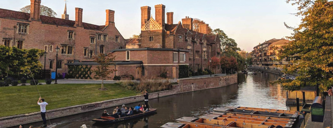 LISA-Sprachreisen-Erwachsene-Englisch-England-Cambridge-Fluss-Boote-Stangen-Stadt