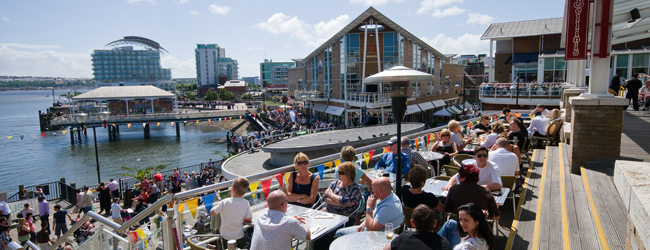 LISA-Sprachreisen-Erwachsene-Englisch-England-Cardiff-Hafen-Sonne-Cafe-Sommer