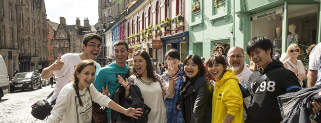 LISA-Sprachreisen-Erwachsene-Englisch-England-Edinburgh-Schottland-Freizeit-Shopping-Street