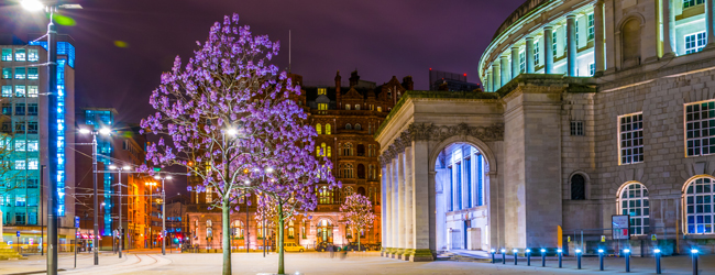 LISA-Sprachreisen-Erwachsene-Englisch-England-Manchester-Stadt-Nacht-Sehenswuerigkeiten-Licht