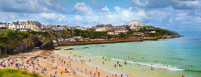 LISA-Sprachreisen-Erwachsene-Englisch-England-Newquay-Cornwall-Kueste-Stadt-Strand