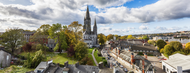 LISA-Sprachreisen-Erwachsene-Englisch-Irland-Cork-Stadt-Kirche-Gruen-Haeuser