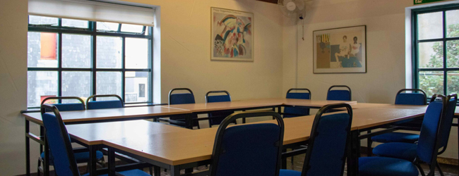 Klassenraum in der LISA! Sprachschule in Galway Stühle und Tische stehen in einem Raum in der LISA! Sprachschule in Galway