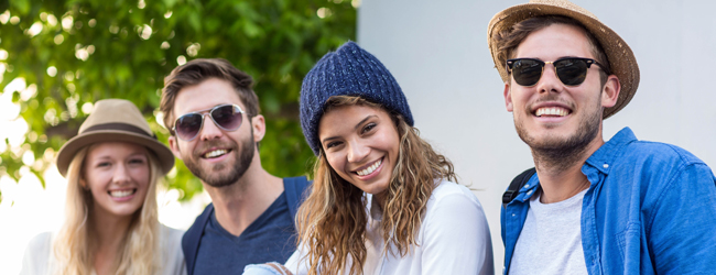 Zwei junge Frauen und zwei junge Männer lächeln in die Kamera bei einer LISA! Sprachreise in Toronto