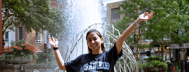 Ein Mädchen reckt die Arme nach oben bei einer LISA! Sprachreise in Toronto