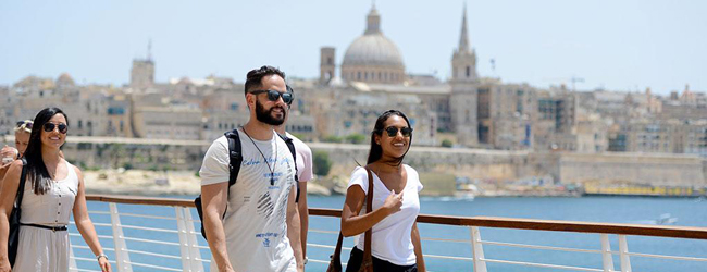LISA-Sprachreisen-Erwachsene-Englisch-Malta-Sliema-Campus-Spaziergang-Meer-Bucht