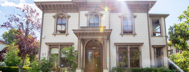 Schönes Gebäude im Park als Sitz der LISA! Sprachschule in Auckland